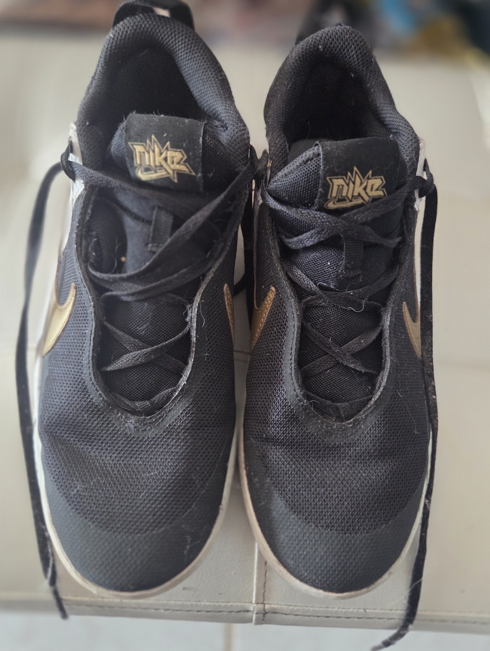 Nike Team Hustle D  Youth Size 7Y Black Metallic Gold White Basketball
